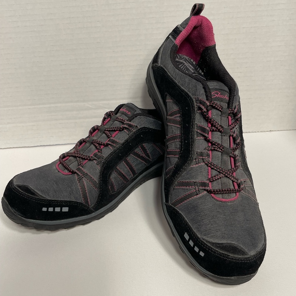 Skechers size 9.5 Black with pink outline.